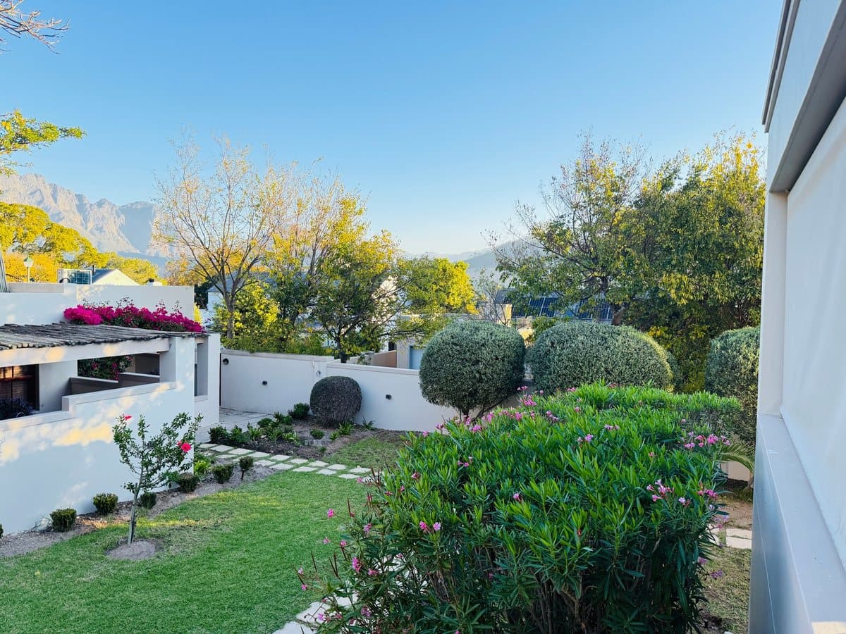 The garden at Residence Vive la Vie
